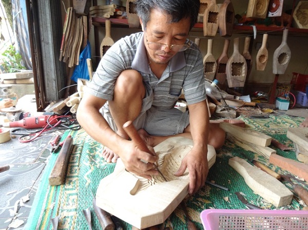 Ông Trần Văn Bản có thâm niên hơn 30 năm trong nghề cho biết: “Khuôn của ông được làm bằng gỗ xà cừ và gỗ thị. Các sản phẩm làm ra phục vụ chủ yếu cho các hộ làm bánh tại Xuân Đỉnh, các chợ và cơ sở sản xuất bánh trung thu trong nước.”
