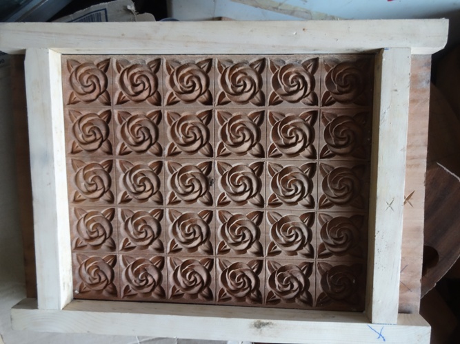 Bên cạnh đó họ còn tạo ra những bức tượng gỗ với đường nét hoa văn tinh xảo.