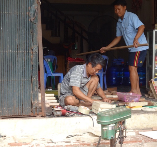 Mặc dù trong tình hình Sòng Bài Trực Tuyến 13Win.com khó khăn, cạnh tranh gay gắt với khuôn bánh làm bằng nhựa nhưng một số hộ dân ở đây vẫn bám trụ với nghề đục khuôn bánh nướng, bánh dẻo bằng gỗ vào mỗi dịp trung thu đến.
