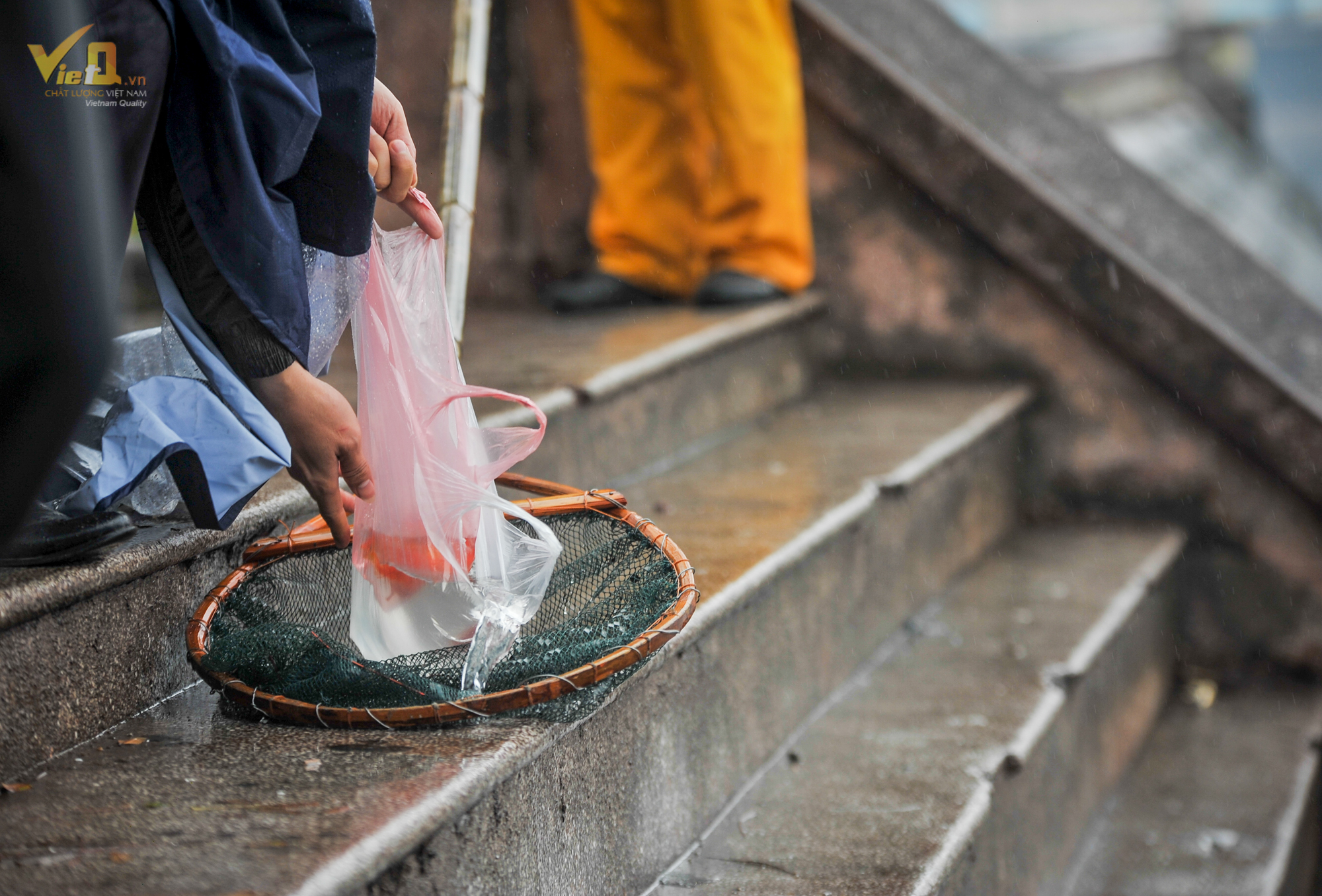 Năm nay, tại một số địa điểm sông, hồ người dân hay tới tiễn ông Táo về trời có một đội vệ sinh 13Win. app không bị chặn trợ giúp người dân thả cá, hướng dẫn vứt rác, dọn rác tập trung vào một nơi để đảm bảo vệ sinh 13Win. app không bị chặn