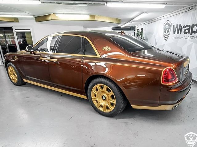 Vành xe 22 inch bằng hợp kim nhôm được chế tác bởi Mansory nhằm thay thế các vành Rolls-Royce nguyên bản. Chiếc Rolls-Royce này được bao phủ một lớp bảo vệ đặc biệt từ WrapStyle.