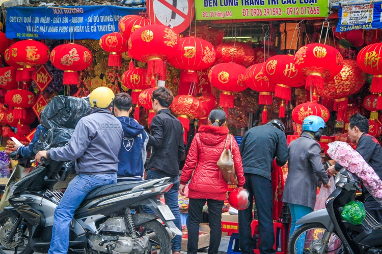 Kh&ocirc;ng kh&iacute; mua sắm tết Nguy&ecirc;n đ&aacute;n tại h&agrave;ng m&atilde; kh&aacute; nhộn nhịp. Ảnh N. Khương