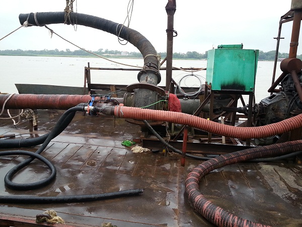 C&aacute;t tặc tr&ecirc;n s&ocirc;ng Hồng tại Ba V&igrave;