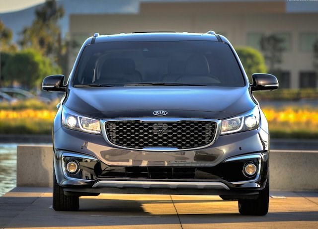 Oto gi&aacute; rẻ KIA Sedona 2015 tr&igrave;nh l&agrave;ng với nhiều t&iacute;nh năng mới, đem lại sự thoải m&aacute;i v&agrave; tiện lợi cho người sử dụng sử