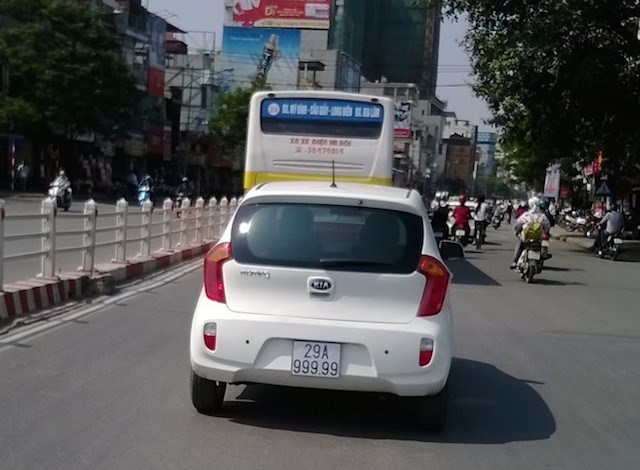 Oto giá rẻ Kia Morning biển ngũ 9 chạy trên đường phố Hà Nội gây chú ý Oto giá rẻ Kia Morning biển ngũ 9 chạy trên đường phố Hà Nội gây chú ý