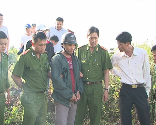 Kiều Quốc Huy được dẫn giải tới hiện trường vụ giết người ch&ocirc;n x&aacute;c ở L&acirc;m Đồng