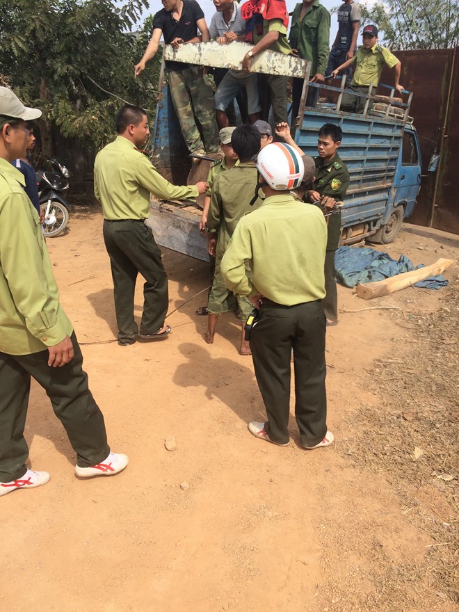 20 c&ocirc;n đồ d&ugrave;ng hung kh&iacute; uy hiếp kiểm l&acirc;m để &ldquo;xin&rdquo; lại gỗ bị bắt
