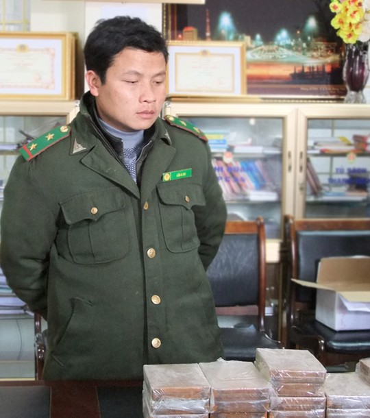 Lực lượng c&ocirc;ng an d&atilde; bắt quả tang c&aacute;n bộ kiểm l&acirc;m đang vận chuyển ma t&uacute;y tr&aacute;i ph&eacute;p
