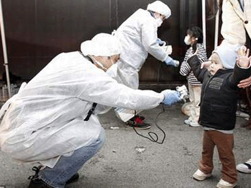 Kiểm tra ph&oacute;ng xạ cho người d&acirc;n ở tỉnh Fukushima (Nhật Bản)