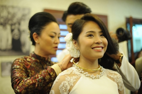 Kiều Anh giản dị tr&ecirc;n xe cưới bạc tỷ