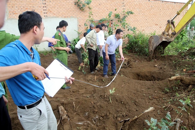 Qu&aacute; tr&igrave;nh khai quật thi thể 2 nạn nh&acirc;n trong vụ &aacute;n Kiều Quốc Huy giết người ch&ocirc;n x&aacute;c mất tới hơn 5 giờ đồng hồ