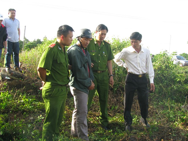 Kiều Quốc Huy tại hiện trường nghi &aacute;n giết người ch&ocirc;n x&aacute;c xảy ra từ 3 năm trước