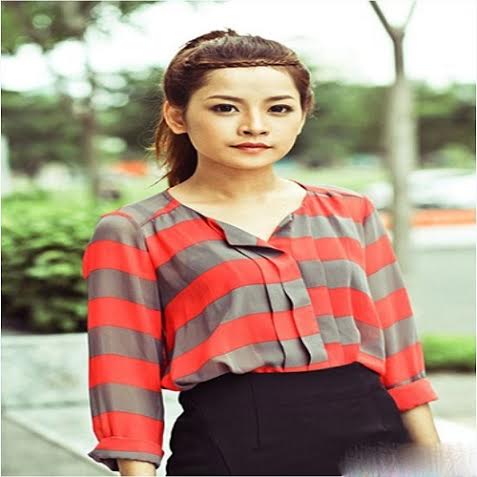 11. Khác với những kiểu tóc độc - lạ, cô nàng Chi Pu xuống phố nhẹ nhàng với kiểu tóc đuôi ngựa cột cao giúp cô khỏe khoắn hơn.