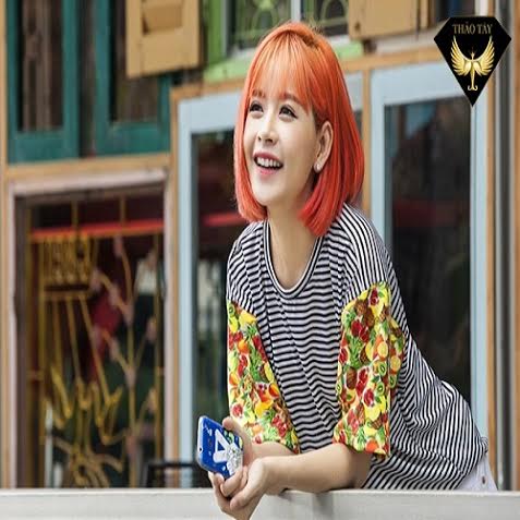 13.Hot girl Chi Pu có sự thay đổi khác biệt khi chọn màu cà rốt tone sáng chói cho mái tóc của mình.