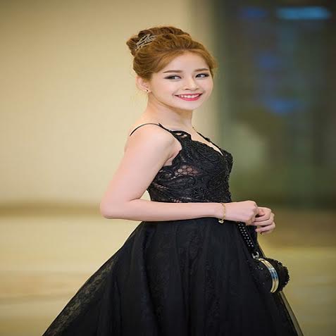 2. Kiểu tóc vấn cao rạng ngời giúp cô nàng tự tin trong bộ váy ren nửa kín, nửa hở, sexy nhưng vẫn tiết chế vừa đủ.