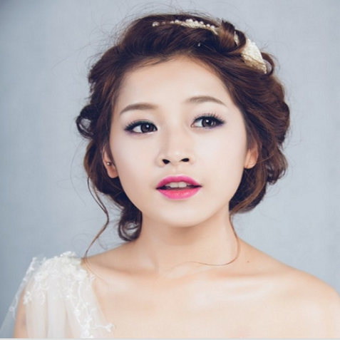 3. Kiểu tóc búi bện và mắt mèo cũng mang lại diện mạo mới hấp dẫn hơn cho nàng hot girl đình đám nhất Việt Nam.