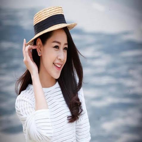 6. Mũ tai mèo kết hợp mái tóc dài, đen buông thõng xoăn nhẹ phần đuôi khiến Chi Pu xây dựng thành công hình ảnh trong sáng, đáng yêu…