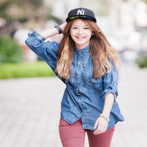 7. Với phong cách quần jean, áo bò kết hợp mái tóc dài bồng bềnh được nhuộm với 3 tông màu vàng – nâu – trắng giúp cô nàng tăng thêm phần cá tính, thu hút hàng triệu fan.