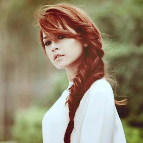 9. Nàng “hot girl đình đám” trông chững chạc hơn với kiểu vấn tóc nửa tạo nên sự quyến rũ đầy nữ tính.