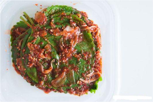 C&aacute;ch l&agrave;m kim chi l&aacute; t&iacute;a t&ocirc; kh&aacute; đơn giản, kh&ocirc;ng cần qu&aacute; nhiều nguy&ecirc;n liệu 