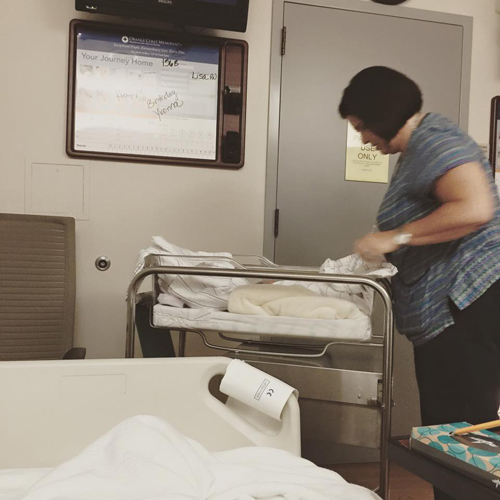 Kim Hiền đ&atilde; sinh con g&aacute;i Yvona mẹ tr&ograve;n con vu&ocirc;ng