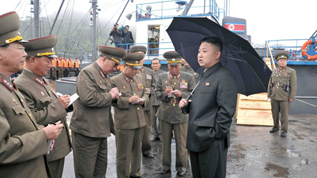 Nhà lãnh đạo Triều Tiên Kim Jong-un trong một chuyến thị sát Nhà lãnh đạo Triều Tiên Kim Jong-un trong một chuyến thị sát
