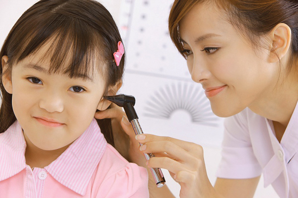 kiểm tra th&iacute;nh gi&aacute;c sớm cho trẻ sơ sinh