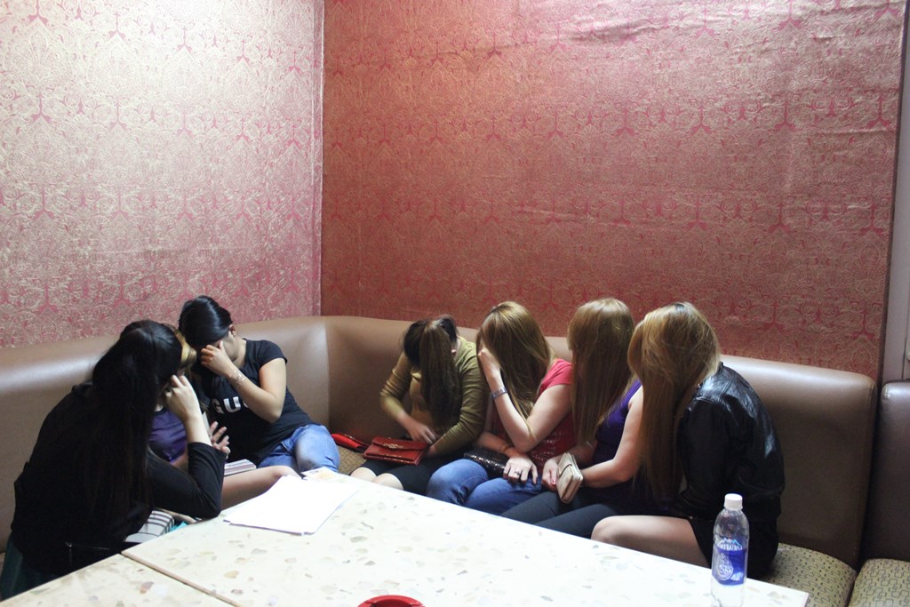 Đ&atilde; c&oacute; kh&ocirc;ng &iacute;t trường hợp nh&agrave; h&agrave;ng bia &ocirc;m, karaoke cho tiếp vi&ecirc;n ăn mặc khi&ecirc;u d&acirc;m để ch&egrave;o k&eacute;o kh&aacute;ch