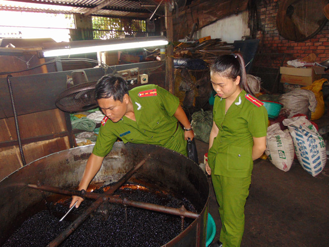 Lực lượng chức năng kiểm tra l&ograve; sấy đậu n&agrave;nh trong cơ sở chế biến c&agrave; ph&ecirc; bẩn