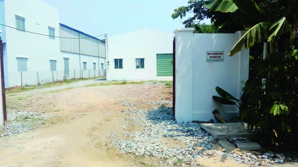 Trước cổng CTCP Chế biến Thực phẩm S&agrave;i G&ograve;n, cửa đ&oacute;ng k&iacute;n kh&ocirc;ng c&oacute; c&ocirc;ng nh&acirc;n l&agrave;m việc