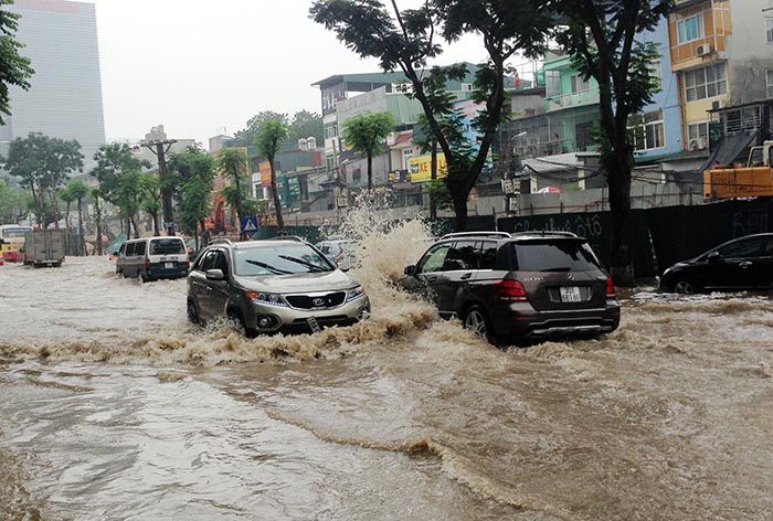 &Ocirc; t&ocirc; phải ''lội'' b&igrave; b&otilde;m tr&ecirc;n những tuyến đường ngập nước