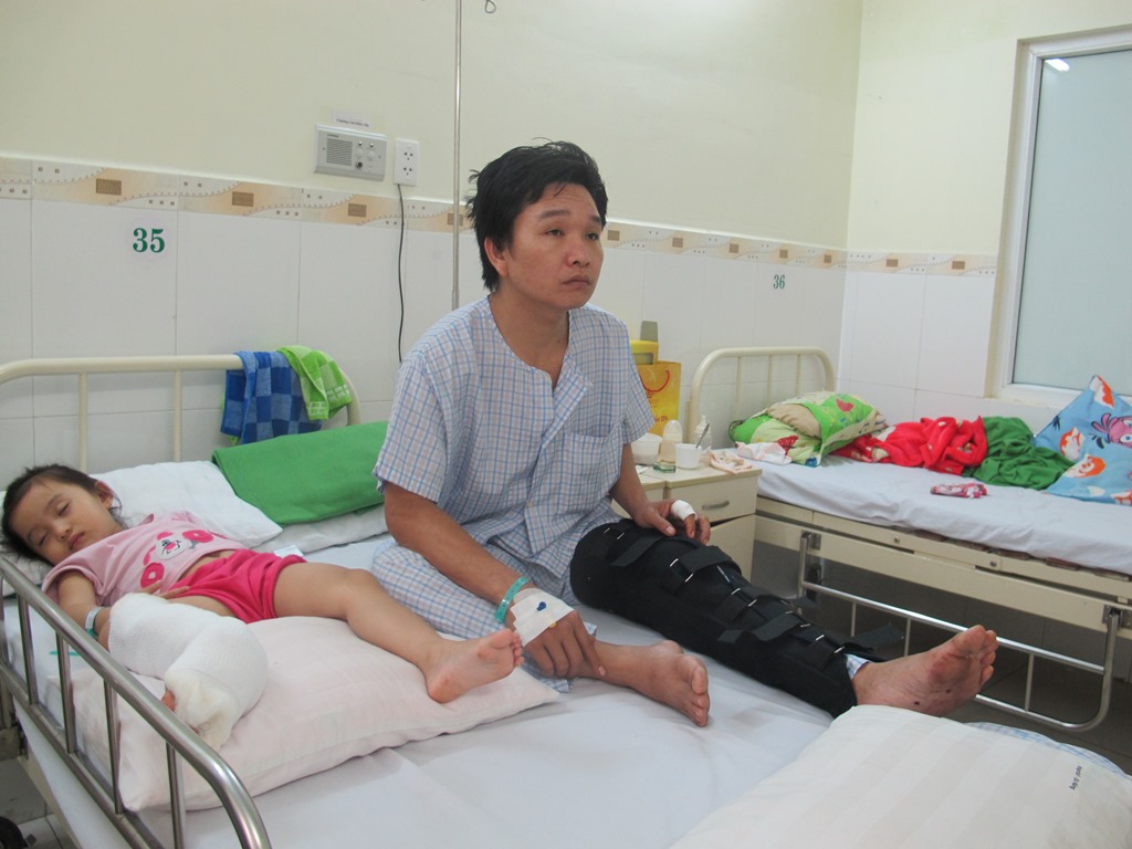 Ch&aacute;u b&eacute; v&agrave; c&aacute;c nạn nh&acirc;n vẫn chưa hết b&agrave;ng ho&agrave;ng về sự việc, họ đang được điều trị tại bệnh viện