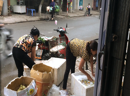 Thương l&aacute;i tập trung tại đ&acirc;y để l&agrave;m sạch đ&agrave;o bằng nước x&agrave; ph&ograve;ng