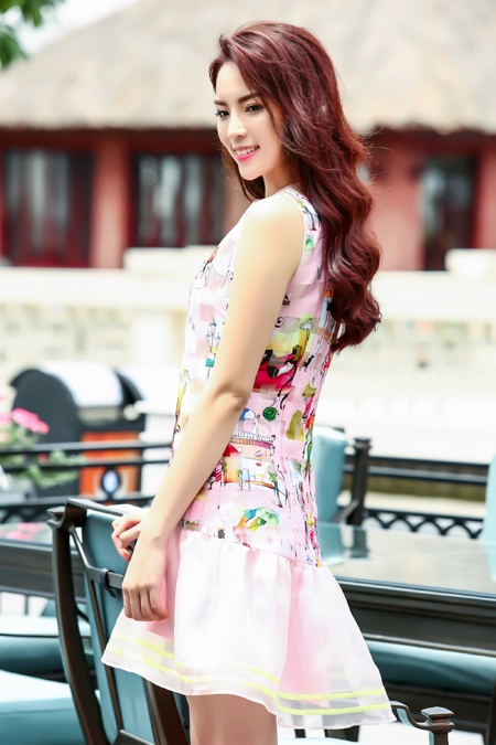 Bộ trang phục t&ocirc;n l&ecirc;n l&agrave;n da trắng mịn m&agrave;ng của Hoa hậu Kỳ Duy&ecirc;n