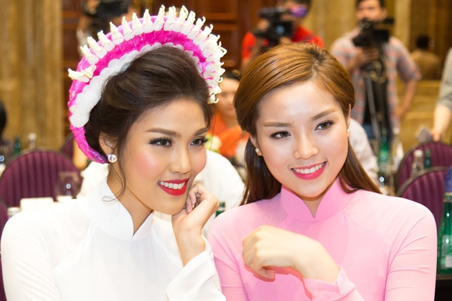 Kỳ Duy&ecirc;n, Lan Khu&ecirc; &lsquo;đọ sắc&rsquo; khi c&ugrave;ng l&agrave;m Đại sứ &Aacute;o d&agrave;i