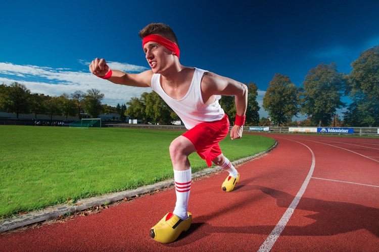 Kỷ lục chạy 100 m nhanh nhất bằng giày trượt tuyết ghi danh Andre Ortolf, 21 tuổi, người Đức với thành tích là 17,65 giây.