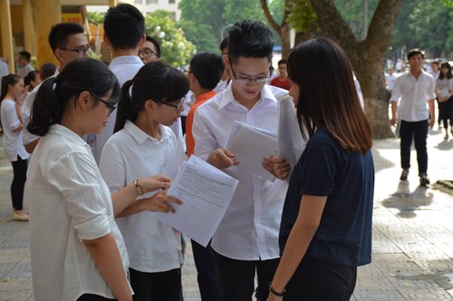 C&aacute;c th&iacute; sinh trao đổi sau khi kết th&uacute;c m&ocirc;n Ngoại ngữ kỳ thi THPT quốc gia năm 2016.