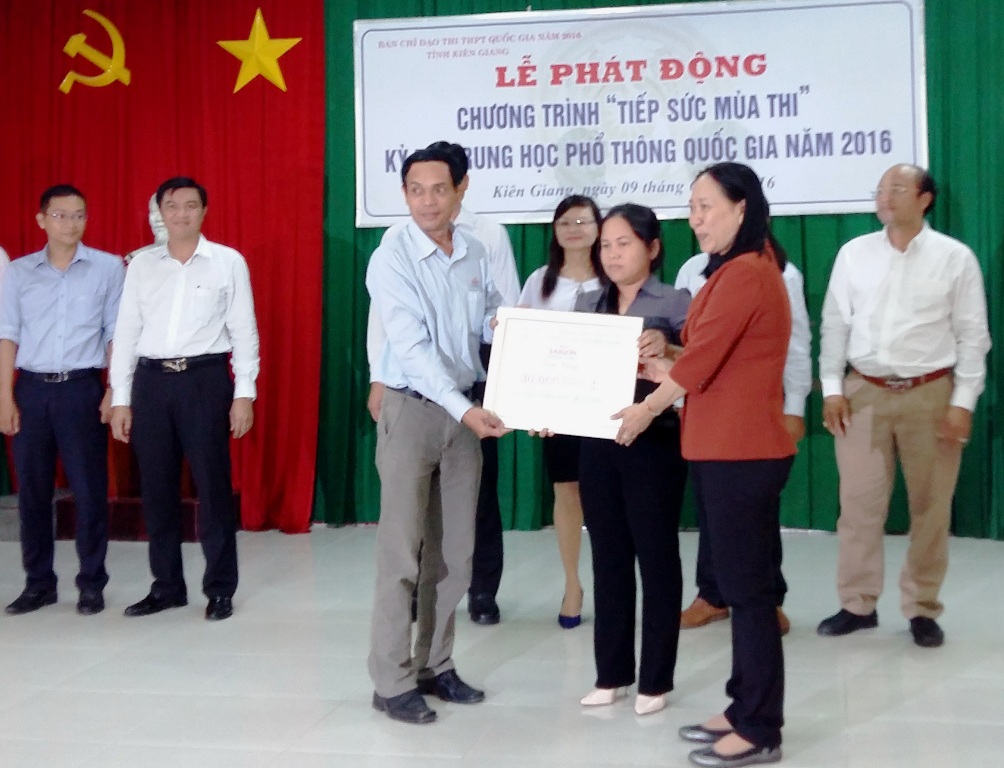Ban chỉ đạo kỳ thi đ&atilde; tiếp nhận 240 triệu đồng v&agrave; 4.000 suất ăn miễn ph&iacute; cho c&aacute;c th&iacute; sinh tham gia kỳ thi THPT Quốc gia 2016