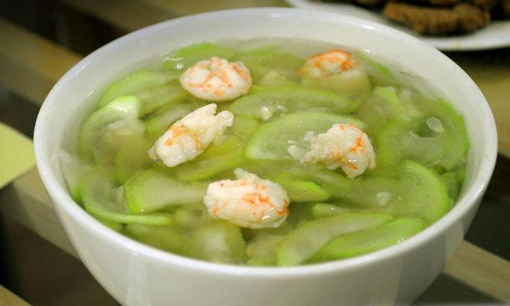 Canh bầu nấu t&ocirc;m l&agrave; m&oacute;n ăn giải nhiệt m&ugrave;a h&egrave; được nhiều người y&ecirc;u th&iacute;ch