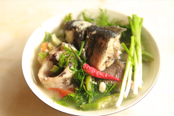 Đậu bắp nấu c&aacute; l&agrave; m&oacute;n ăn được y&ecirc;u th&iacute;ch ng&agrave;y h&egrave;