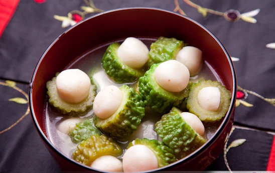 Canh mướp đắng nấu chả c&aacute; l&agrave; c&aacute;ch giải nhiệt hữu hiệu cho m&ugrave;a h&egrave;