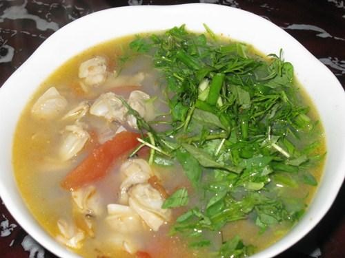 Canh rau răm nấu ngao l&agrave; m&oacute;n ăn giải nhiệt hữu hiệu trong m&ugrave;a h&egrave;