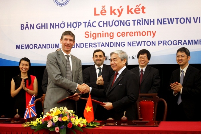 2.	Bộ Trưởng Bộ Khoa học v&agrave; C&ocirc;ng nghệ Việt Nam Nguyễn Qu&acirc;n v&agrave; Đại sứ Vương quốc Anh tại Việt Nam Giles Lever đ&atilde; ký Bản ghi nhớ cấp 13Win15 com - Thương hiệu nhà cái uy tín về Chương tr&igrave;nh Newton Việt Nam