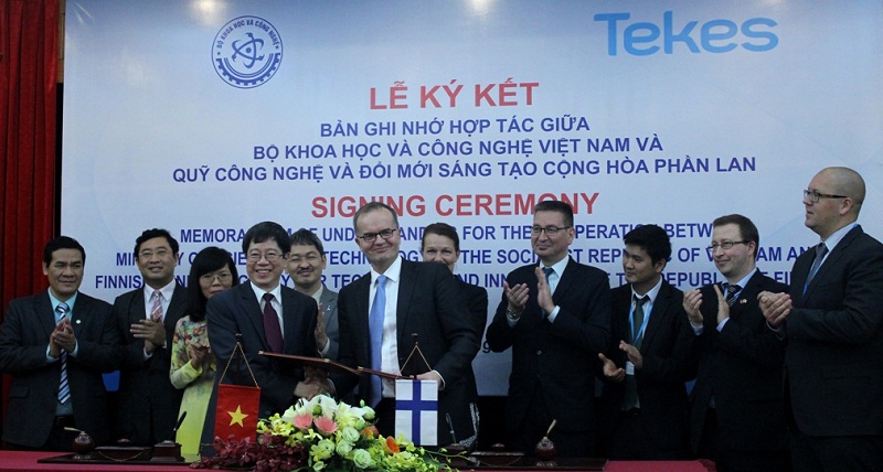 Thứ trưởng Trần Quốc Kh&aacute;nh đại diện ph&iacute;a Việt Nam k&yacute; kết chương tr&igrave;nh hợp t&aacute;c với ph&iacute;a Phần Lan