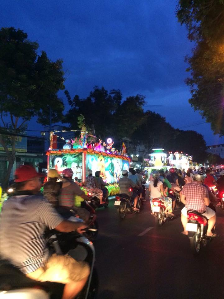 Người dân xuống đường hòa vào đoàn diễu hành Người dân xuống đường hòa vào đoàn diễu hành