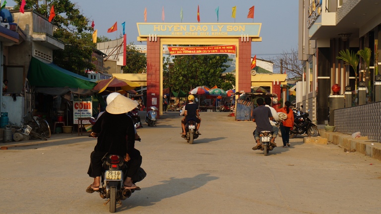 người d&acirc;n tr&ecirc;n đảo L&yacute; Sơn Quảng Ng&atilde;i