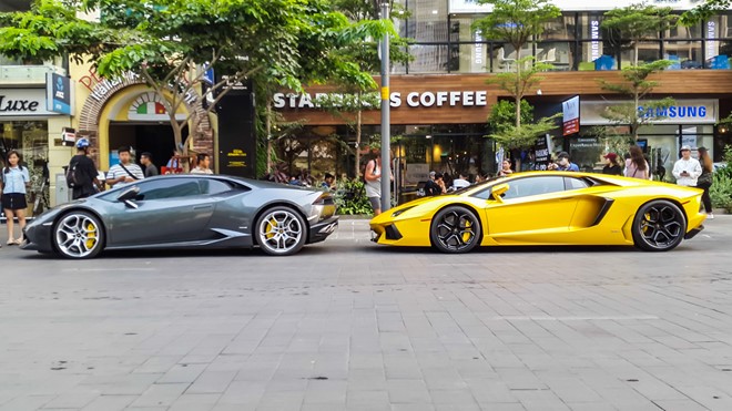 Cặp đôi siêu xe của Lamborghini gồm chiếc Huracan màu ghi xám và chiếc Aventador màu vàng đỗ tại phố đi bộ Nguyễn Huệ trong chuỗi ngày nghỉ lễ giỗ tổ Hùng Vương. Cả hai đều mang BKS TPHCM, trong đó chiếc Aventador màu vàng sở hữu biển 899.99 độc nhất vô nhị.