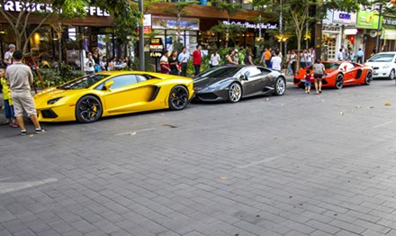 Ngoài bộ đôi Lamborghini, hàng loạt những siêu xe nổi tiếng khác cũng có dịp tụ hội trên con phố trung tâm Sài Gòn vào cuối tuần qua. Trong ảnh là bộ ba Lamborghini cùng Rolls-Royce Ghost và cMercedes S500L độ Wald Black Bison.