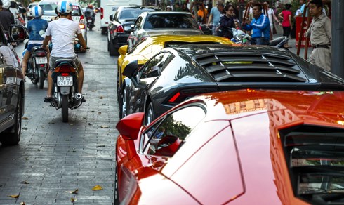 Tiếp đến là bộ đôi Aventador, với cái tên lấy từ chú bò tót nổi tiếng tham gia trận đấu bò năm 1993 tại Saragossa Arena, sử dụng khung đơn monocoque ở ca-bin hoàn toàn bằng chất liệu sợi carbon, giúp trọng lượng siêu xe 700 mã lực này chỉ trong khoảng 1.575 kg. 