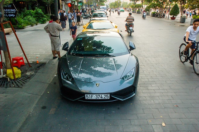 Về mặt doanh số, Huracan đang đứng đầu trong tất cả các sản phẩm của Lamborghini. Tuy nhiên, ngôi vị này được dự đoán sẽ nhanh chóng bị xô đổ khi Urus - mẫu SUV đầu tiên của thương hiệu siêu bò ra mắt năm 2018. 
